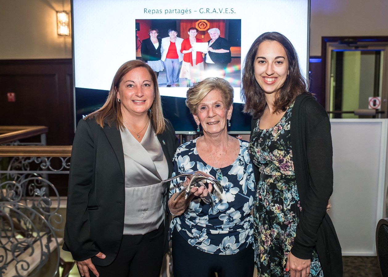 La mairesse de NDIP Danie Deschênes, Mme Claire Leduc, épouse de feu Hubert Leduc, et Geneviève Gauthier (fille de Dominique Potvin qui a accepté le prix au nom de sa mère)