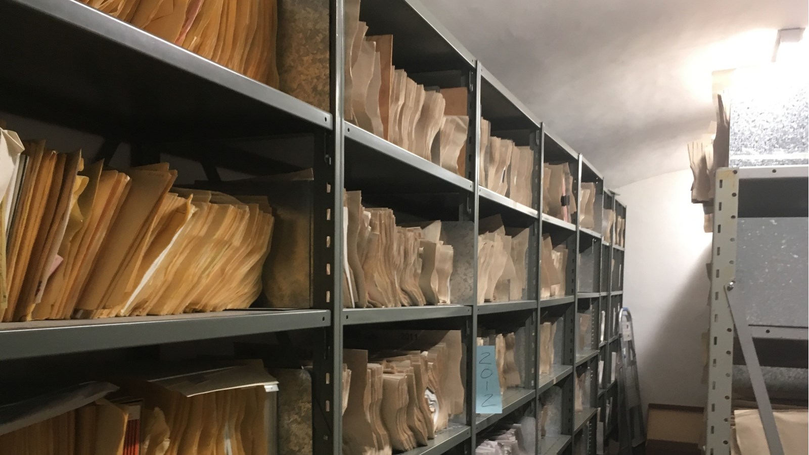 Maintenant devenue une salle d'archives, la vieille prison est reconnaissable grâce à l'absence de fenêtres et à son toit en demi-arche.