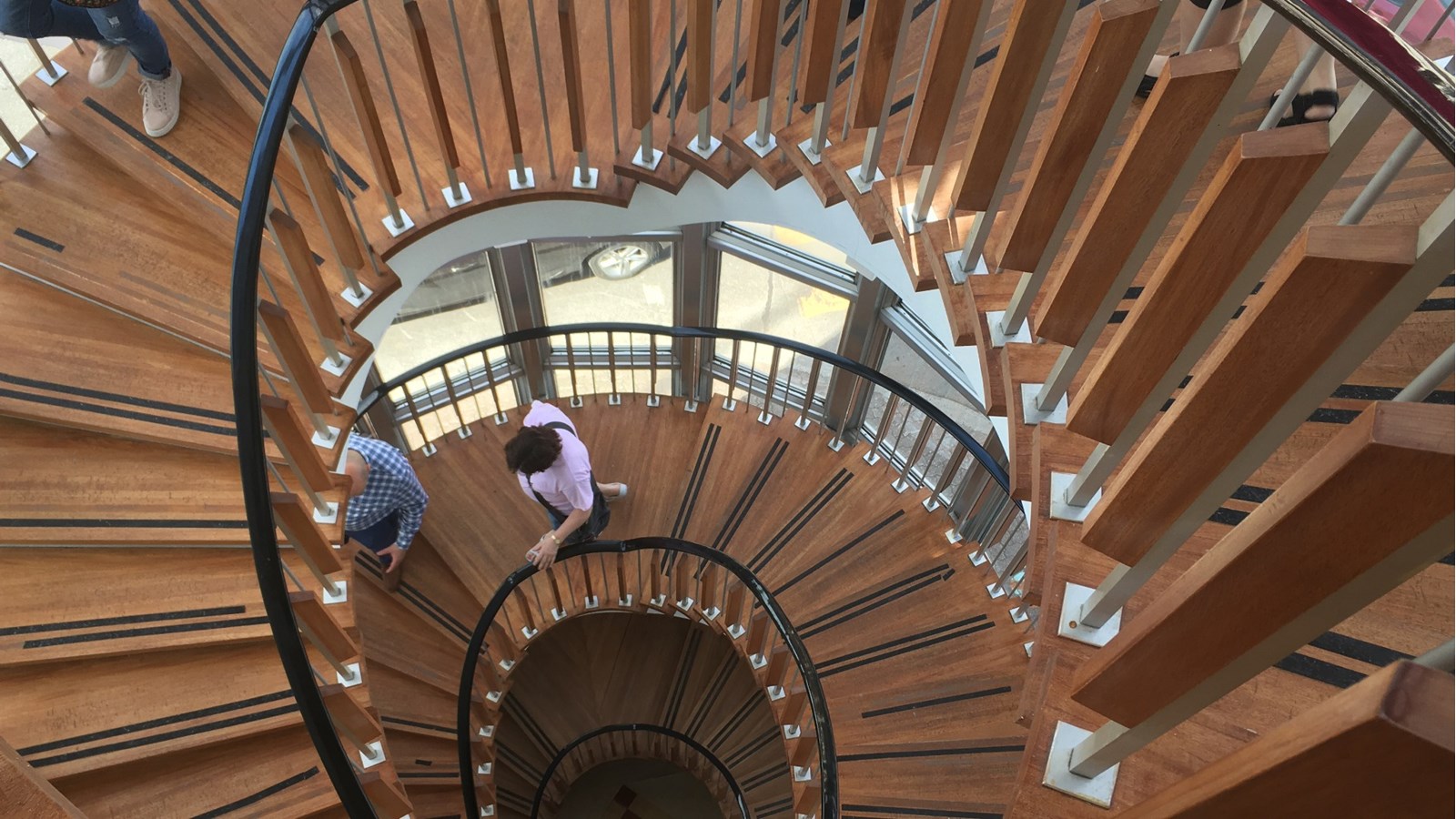 L'escalier de l'Hôtel de ville est bien visible de l'extérieur du bâtiment situé au centre-ville.