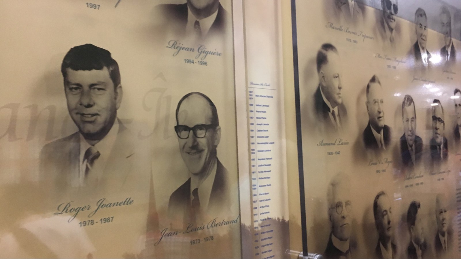 Tous les anciens maires figurent sur une oeuvre située près de la salle du conseil, au 2e étage.