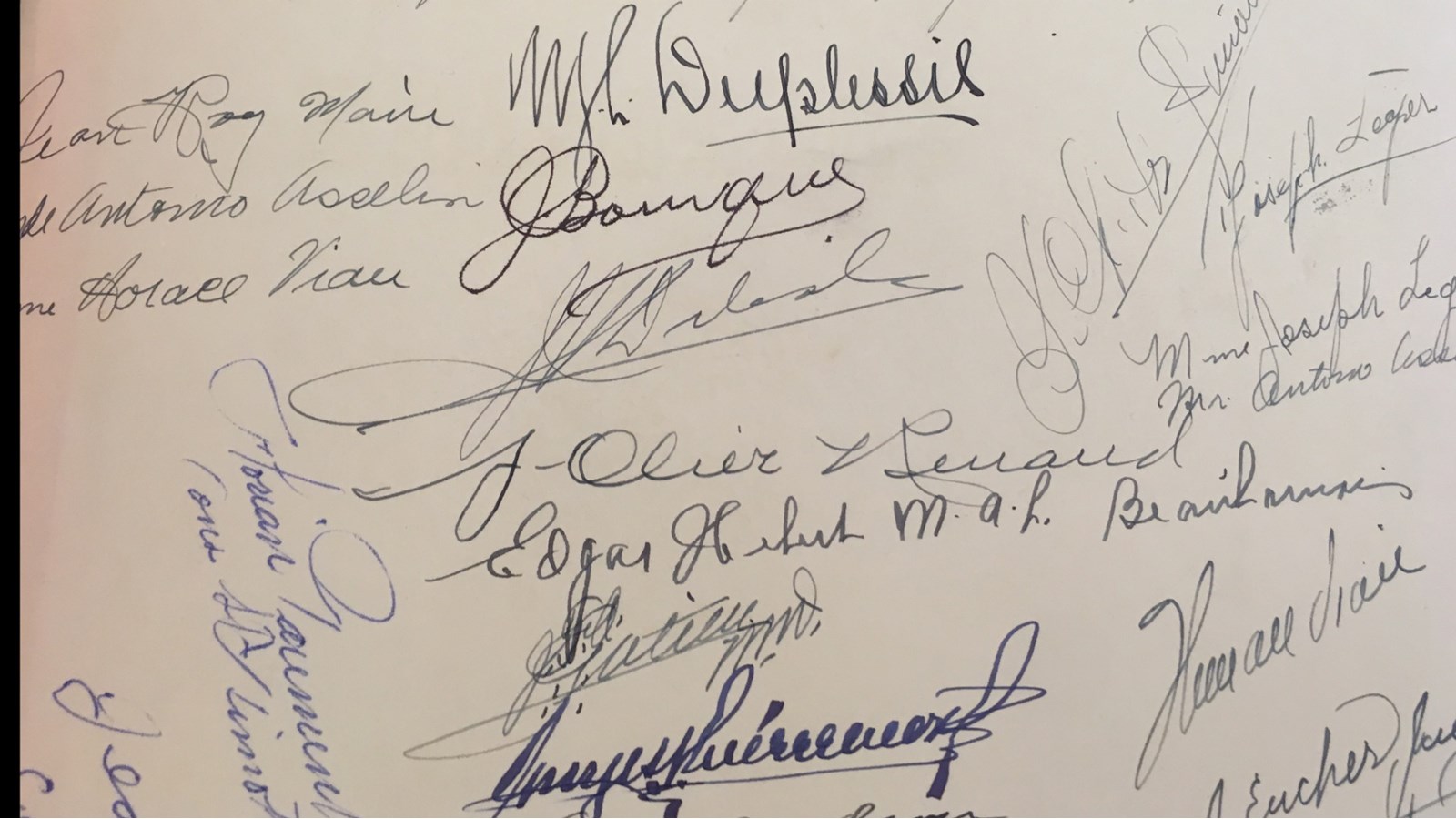 Un des livres d'or signés par plusieurs personnalités dont Maurice Duplessis et Edgar Hébert.