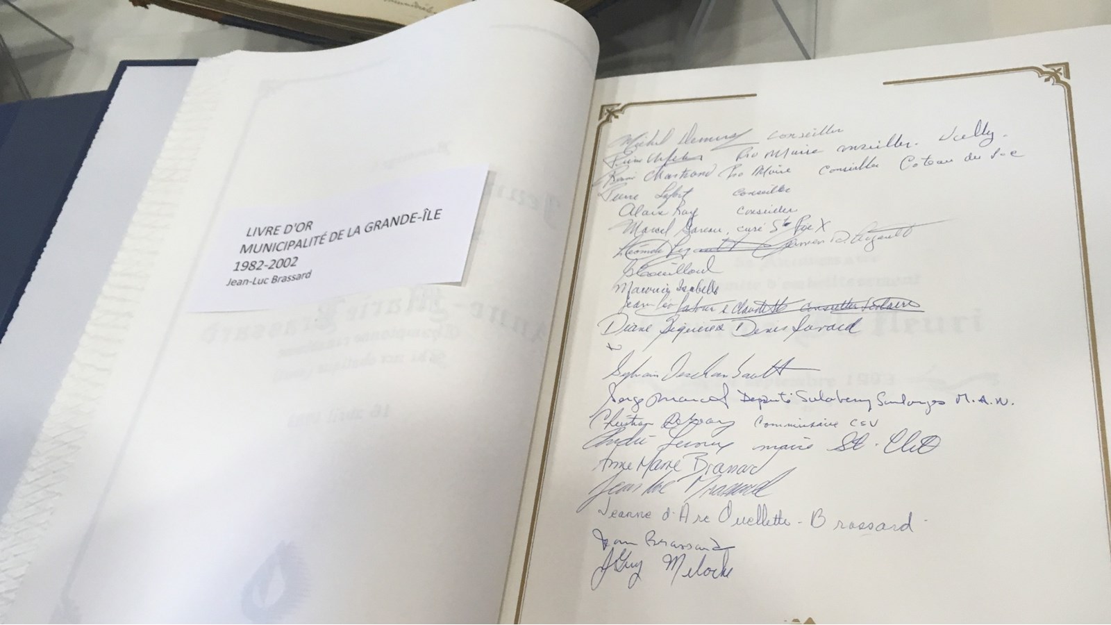 Un des livres d'or signés par plusieurs personnalités.
