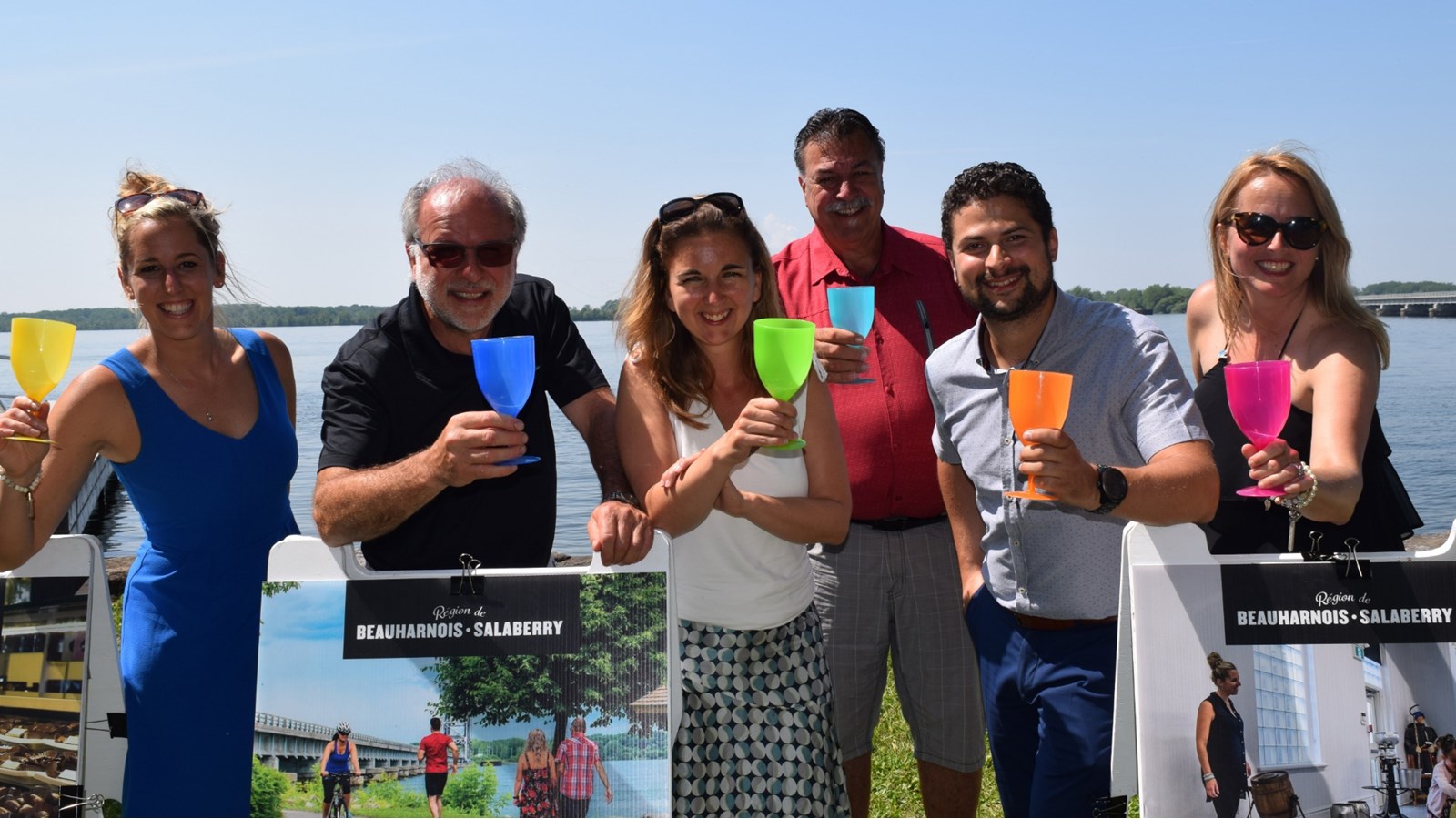 Un toast au succès estival de la région ! Les intervenants qui ont pris la parole ont levé leurs verres pour le meilleur des succès pour cette saison touristique 2019 sur le territoire de la MRC de Beauharnois-Salaberry. On reconnaît dans l’ordre Mme Maude Leduc, Conseillère au développement économique à la Ville de Salaberry-de-Valleyfield, M. Bruno Tremblay, président du CLD Beauharnois-Salaberry et maire de Beauharnois, Mme Maude Laberge, préfète de la MRC de Beauharnois-Salaberry et mairesse de Sainte-Martine, M. Yves Daoust, maire de Saint-Louis-de-Gonzague, M. Miguel Lemieux, maire de Salaberry-de-Valleyfield et Mme Chantal Dostie, Coordonnatrice à la promotion régionale à la MRC de Beauharnois-Salaberry.