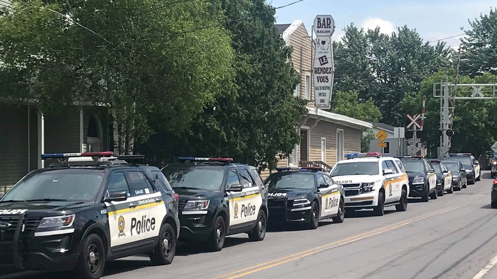 Plusieurs motards aux couleurs des Hells Angels au bar Le Rendez-vous 