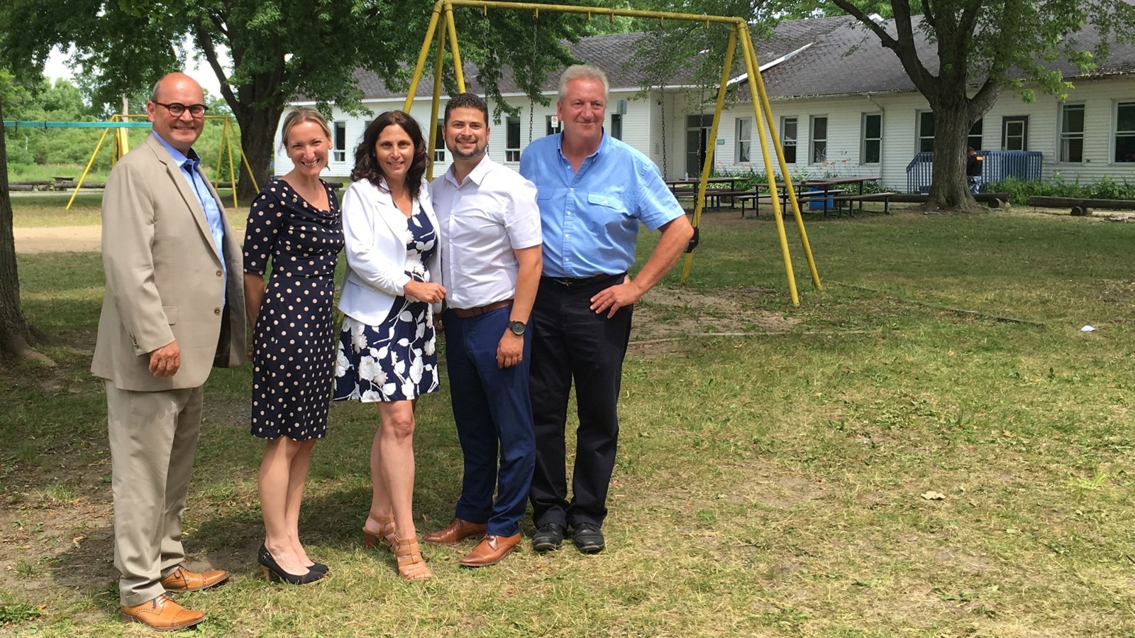Le député de Beauharnois, Claude Reid, la députée de Soulanges, Marilyne Picard, la mairesse de Coteau-du-Lac, Andrée Brosseau, le maire de Salaberry-de-Valleyfield, Miguel Lemieux et le président du comité de relance du Camp Bosco unissent leurs efforts pour préserver cet endroit pour les générations futures.