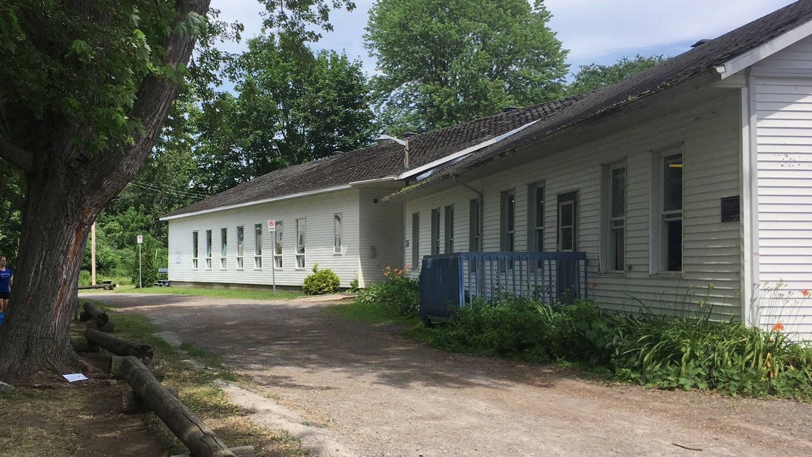 Plusieurs travaux devront être faits pour donner de l'amour aux bâtiments existants dont celui-ci qui abrite la salle à manger, une grande salle multifonctionnelle et la cafétéria. 