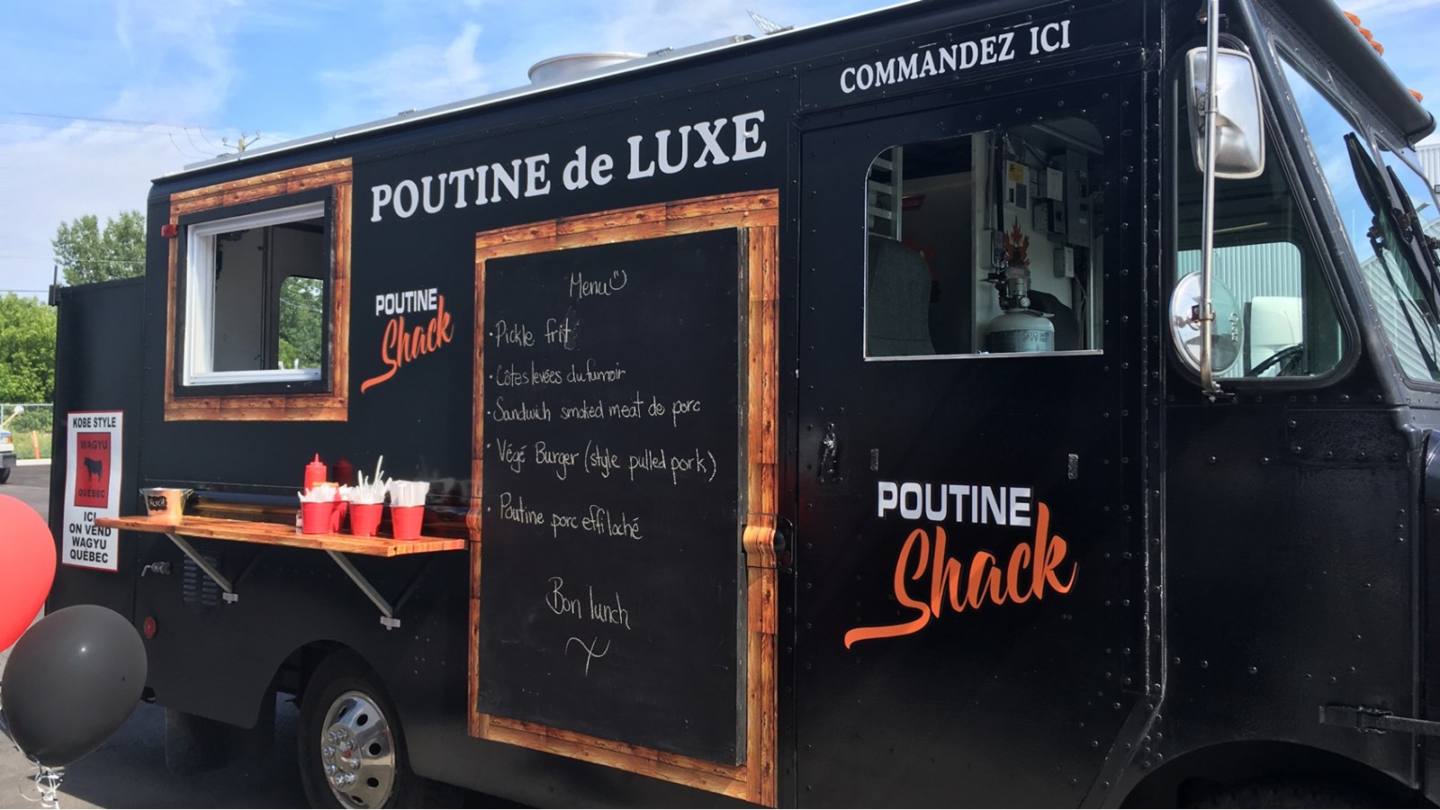 Les invités intéressés pouvaient casser la croûte lors de l'inauguration.