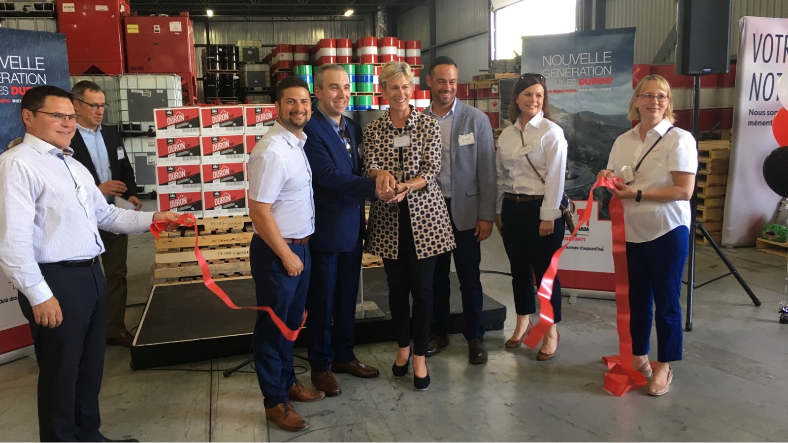 Le maire de Salaberry-de-Valleyfield, Miguel Lemieux s'est joint aux représentants de Petro Lub pour la traditionnelle coupe du ruban.