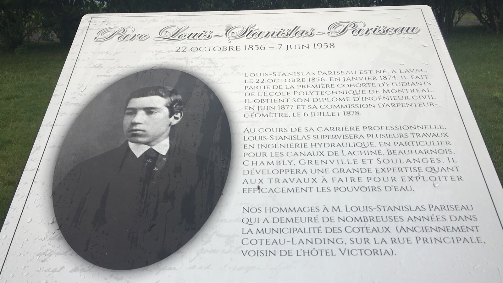 Une plaque expliquant le parcours de M. Louis-Stanislas-Pariseau trône désormais dans le parc à son nom.
