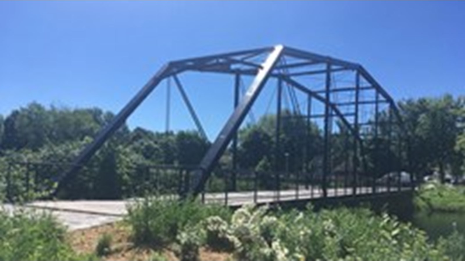Le pont Jean De-La-Lande est situé en face du marché public régional de Salaberry-de-Valleyfield sur la rue Hébert.