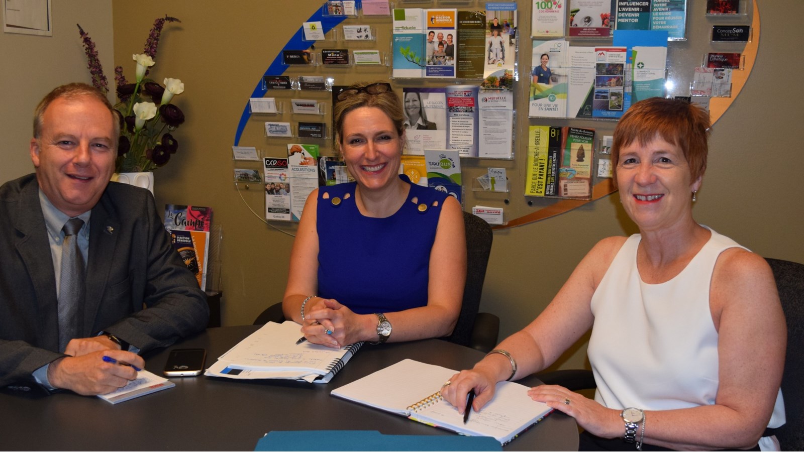 La nouvelle directrice du CLE, Mme Julie Martel est entourée du directeur du développement économique régional, M. Daniel de Brouwer et de la directrice générale du CLD de la MRC de Beauharnois-Salaberry, Mme Linda Phaneuf.