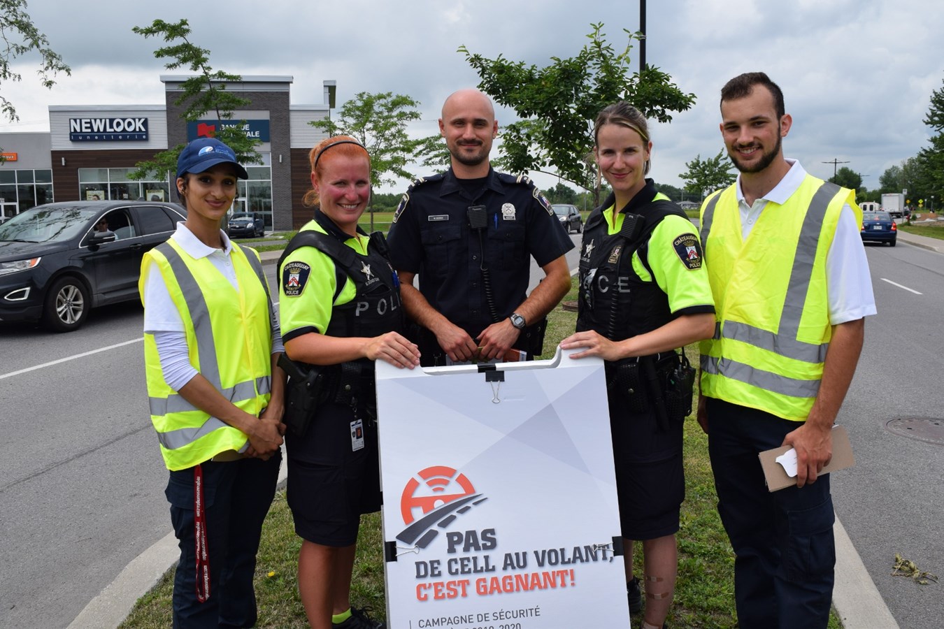L’opération de sensibilisation a respectivement été tenue par Mme Sondos Lamrhari, agente à la Sécuri-Parc de la MRC, Mme Martine Denis, agente sociocommunautaire à la Police de Châteauguay, M. Martin Dionne, sergent sociocommunautaire à la Police de Châteauguay, Mme Jenny Lavigne, agente sociocommunautaire à la Police de Châteauguay et M. Carl Brière, agent à la Sécuri-Parc de la MRC.