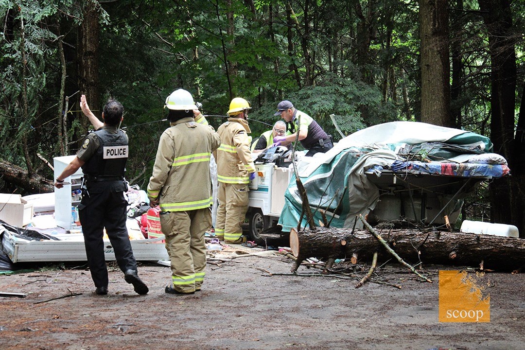 Un arbre tombe sur une tente-roulotte et fait deux blessés à Rigaud