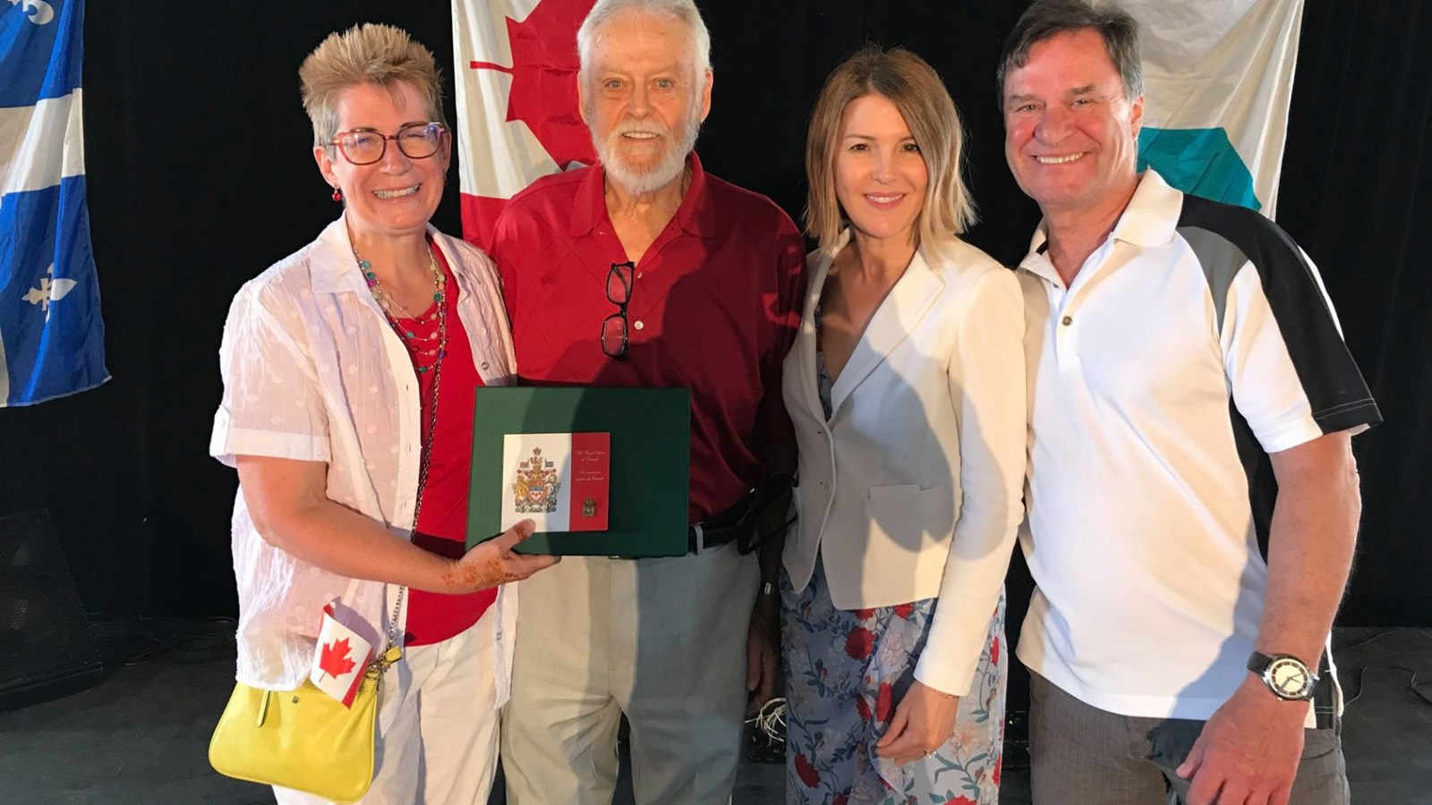 Mme Shanahan prend la pose avec le lauréat, Jean-Guy Ste-Marie et sa collègue députée provinciale de Châteauguay, MarieChantal Chassé ainsi que le maire de Châteauguay, Pierre-Paul Routhier.