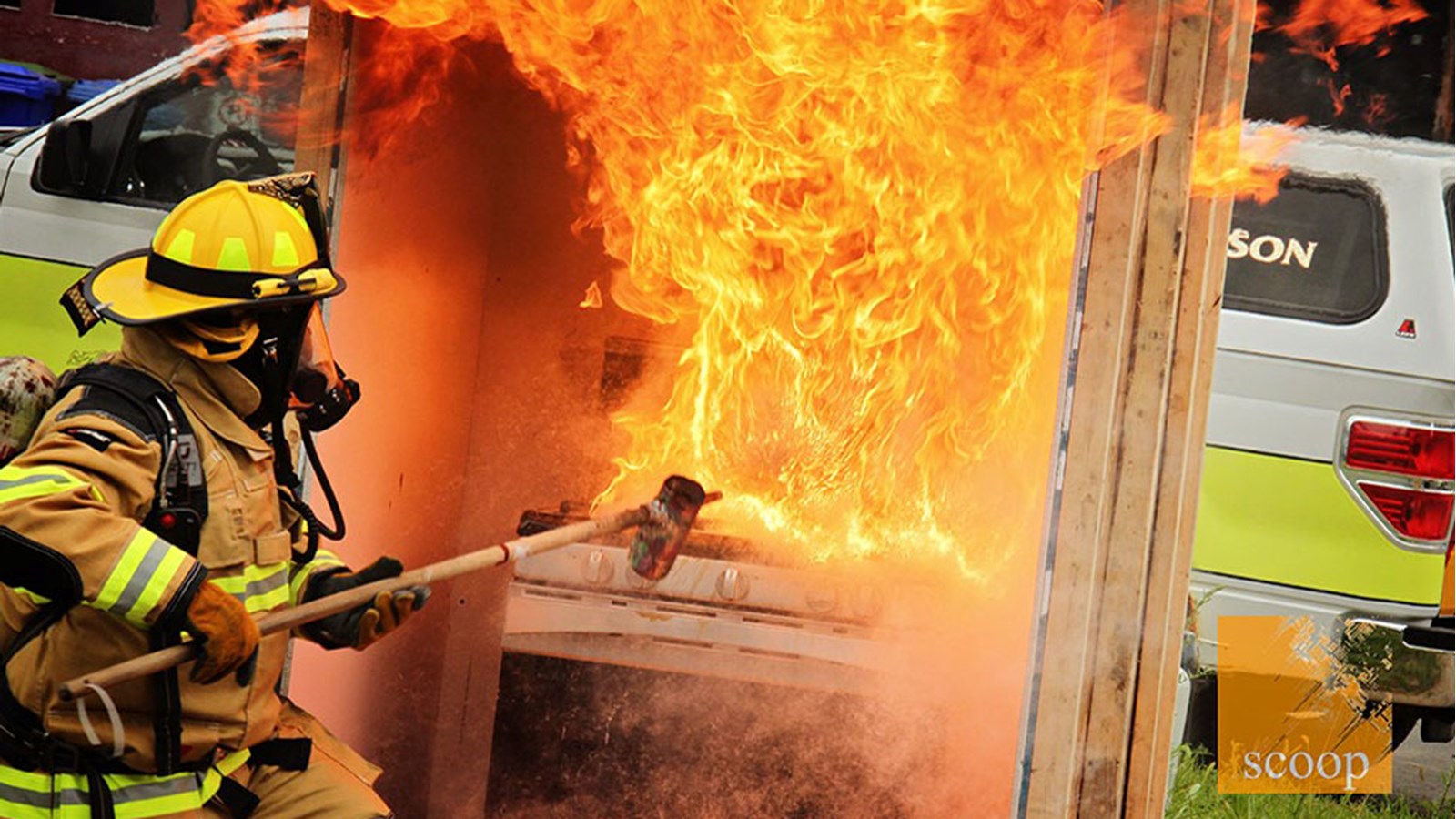 Les pompiers ont fait des démonstrations aux intéressés à l'occasion d'une activité Portes ouvertes tenue à la caserne. Sur cette photo, on voit ce qu'il ne faut pas faire lors d'un brasier.