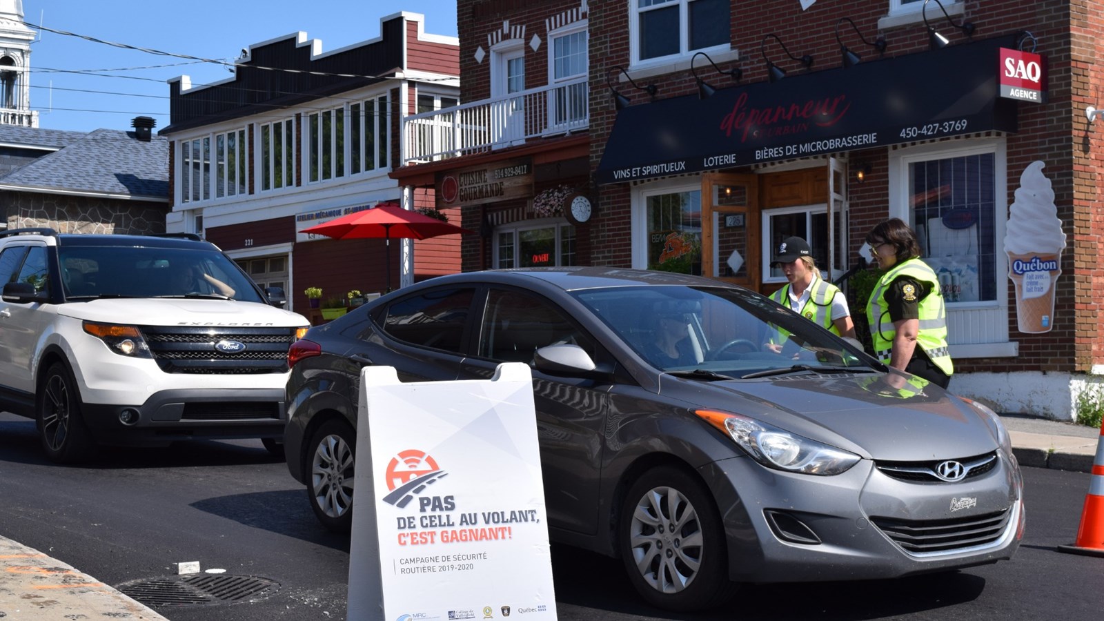 Sandra Morin, sergente aux relations avec la communauté Sûreté du Québec et Mélody Dagenais, cadette Sûreté du Québec ont renseigné les automobilistes sur le sujet à Saint-Urbain-Premier.