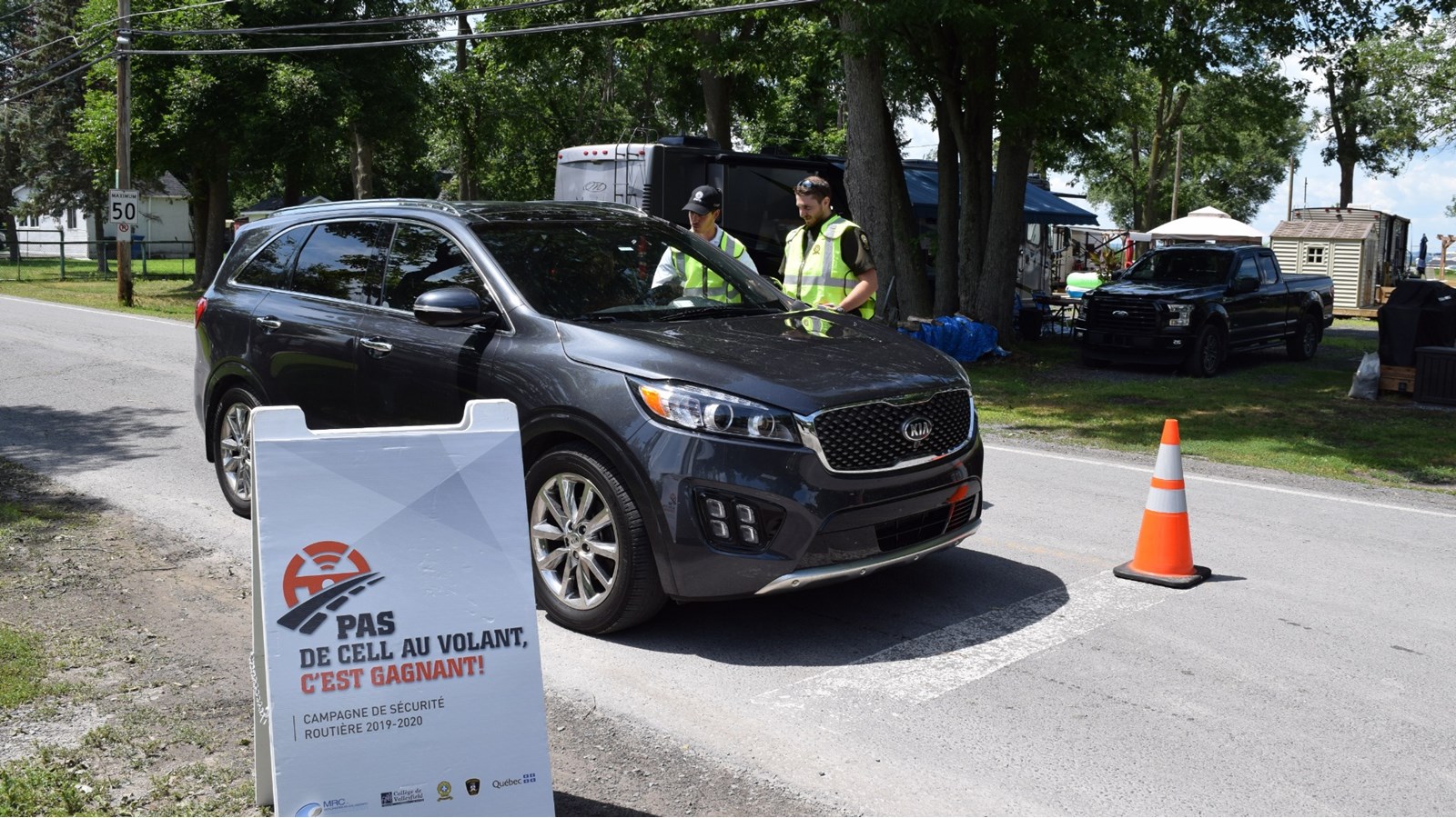 Raphaël Doyon, agent Sûreté du Québec et Jesse Gour, cadet Sûreté du Québec ont pris part à l'activité de sensibilisation tenue à Saint-Stanislas-de-Kostka.