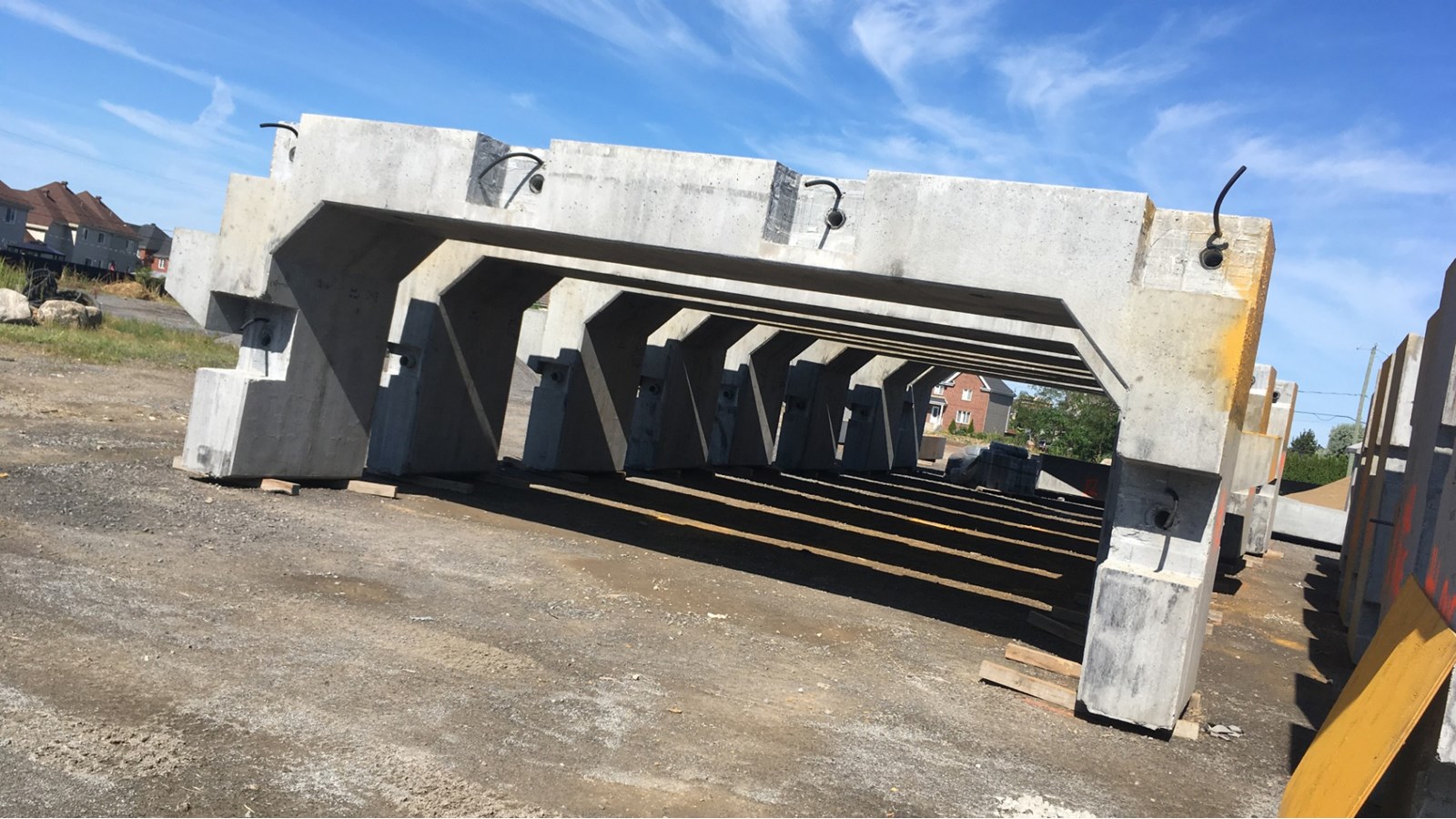 Ces blocs de béton seront emboités dans les autres afin de former la base du pont ferroviaire.