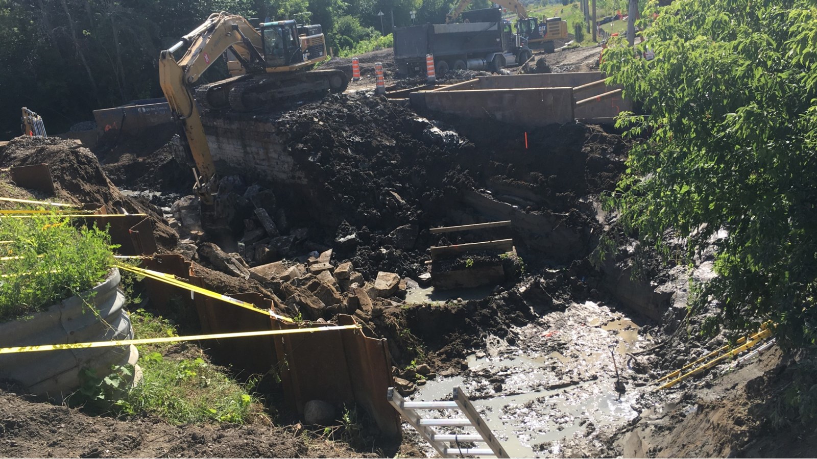 Pour permettre la tenue des travaux, la rivière Quinchien a été asséchée et déplacée.
