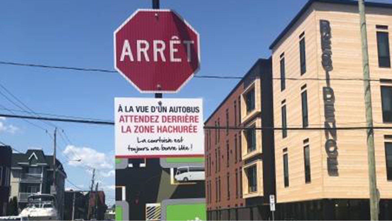 Des nouveaux panneaux de sensibilisation ont été installés au coin des rues Saint-Thomas et Champlain, ainsi qu’à l’intersection des rues Saint-Thomas et Salaberry.
