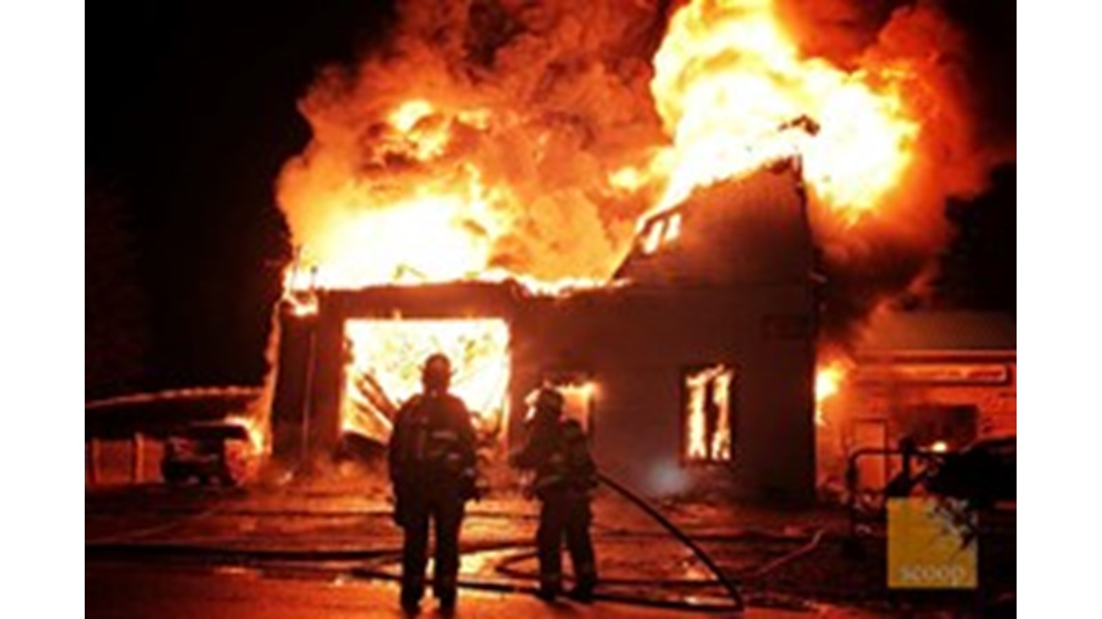 La présence de plusieurs pneus à l'intérieur du commerce a contribué à la violence de l'incendie. 