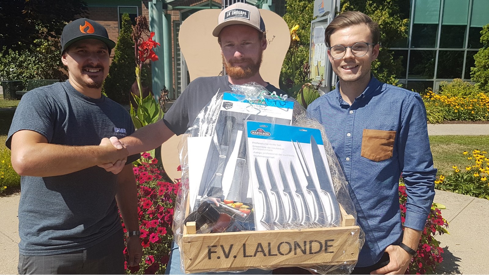 Simon-Pierre Laliberté de BMR F.V. Lalonde était content de remettre le prix à Dave Labbé. Ils sont accompagnés par Louis-Cédrik Leduc, coordonnateur des relations avec le milieu et des nouveaux médias à la ville de Saint-Zotique