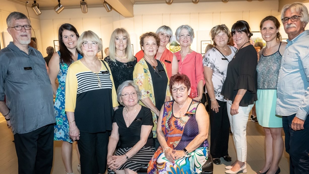 Le regroupement Traitdartiste lors de leur vernissage.