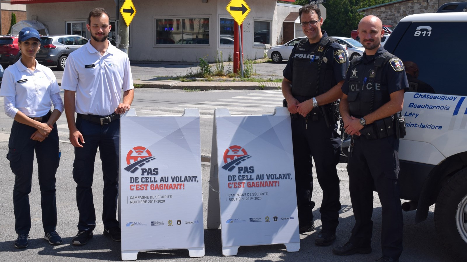 L’opération policière à l’intersection de la rue Saint-Laurent et du Chemin St-Louis s’est notamment déroulée en présence des agents Sécuri-Parc de la MRC, Mme Sondos Lamrhari et M. Carl Brière, ainsi que des policiers du Service de police de Châteauguay, messieurs Martin Labrie, agent sociocommunautaire et Martin Dionne, sergent sociocommunautaire.