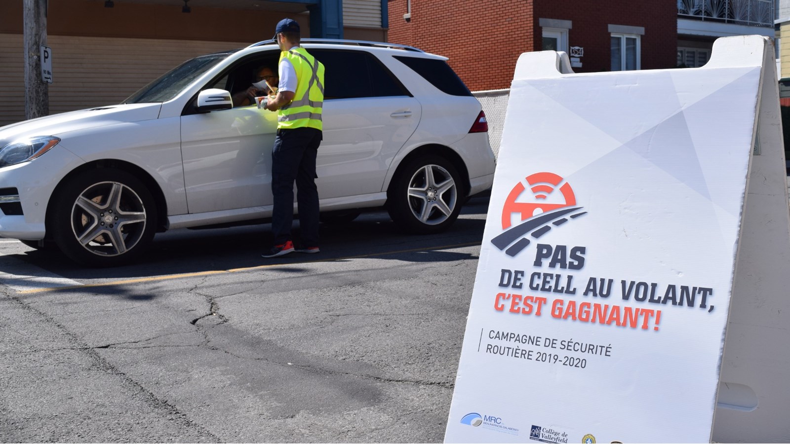 Pas de cell au volant: 650 automobilistes sensibilisés à Salaberry-de-Valleyfield 