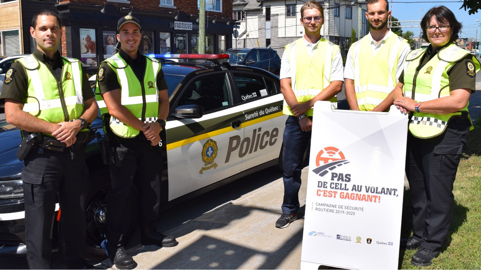 Les agents Jean-Philippe Voyer et Sébastien Rivard de la Sûreté du Québec, les agents Sécuri-Parc de la MRC, Francis Duquette et Carl Brière, ainsi que la sergente, Mme Sandra Morin de la Sûreté du Québec ont pris part à l'activité de sensibilisation tenue à Salaberry-de-Valleyfield. 