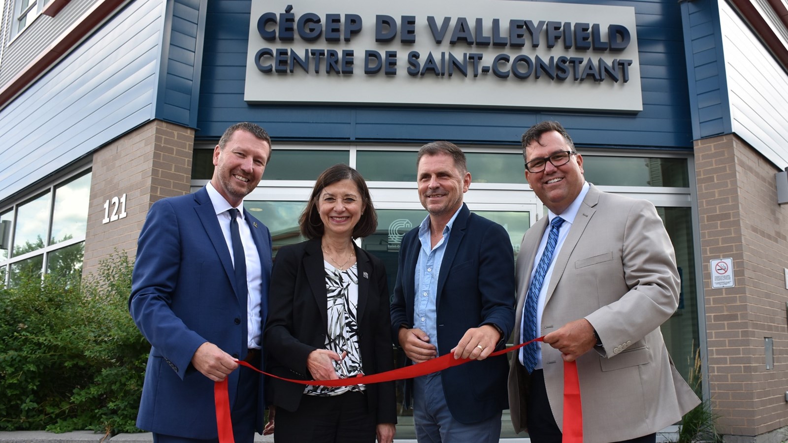 M. Marc Rémillard, directeur général du Collège de Valleyfield, Mme Danielle McCann, ministre de la Santé et des Service sociaux et députée de Sanguinet, M. Jean-Claude Boyer, maire de Saint-Constant et M. Éric Besner, président du conseil d'administration du Collège de Valleyfield ont pris part à la coupe officielle du ruban.