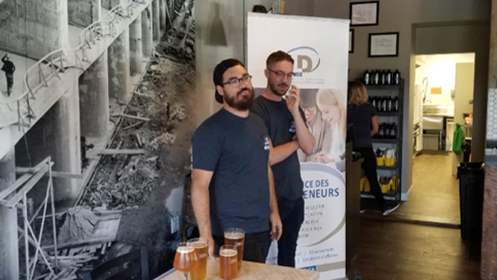 Pierre-Luc Côté et Samuel Leduc, propriétaires de la microbrasserie la Centrale à l’occasion de leur allocution d’inauguration.