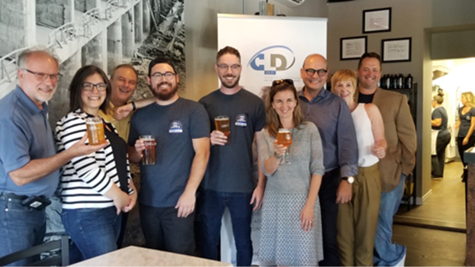 Bruno Tremblay (maire de la ville de Beauharnois et président du CLD de la MRC Beauharnois-Salaberry), Roxanne Poissant (conseillère municipale à la ville de Beauharnois), Daniel de Brouwer (CLD de la MRC Beauharnois-Salaberry), Pierre-Luc Côté et Samuel Leduc (Microbrasserie la Centrale), Maude Laberge (mairesse de Sainte-Martine et préfète de la MRC de Beauharnois-Salaberry), Claude Reid (député de Beauharnois), Linda Phaneuf (MRC et CLD Beauharnois-Salaberry), Alexandre Daneau (propriétaire du local).