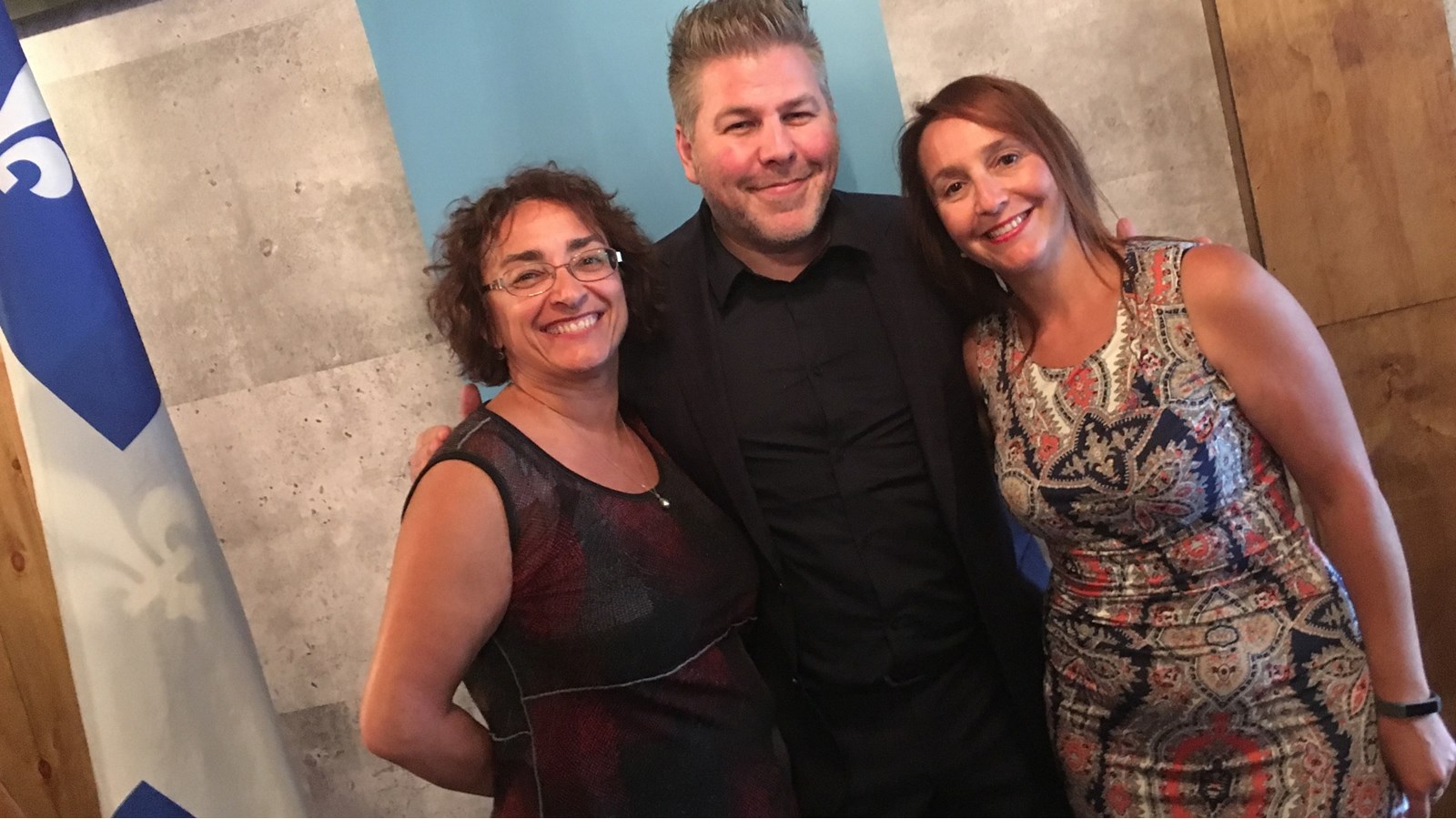 La candidate du Bloc Québécois dans Salaberry-Suroit, Claude Debellefeuille prend la pose avec le chef par intérim du PQ, Pascal Bérubé et la présidente du PQ dans Beauharnois, Mireille Théorêt.