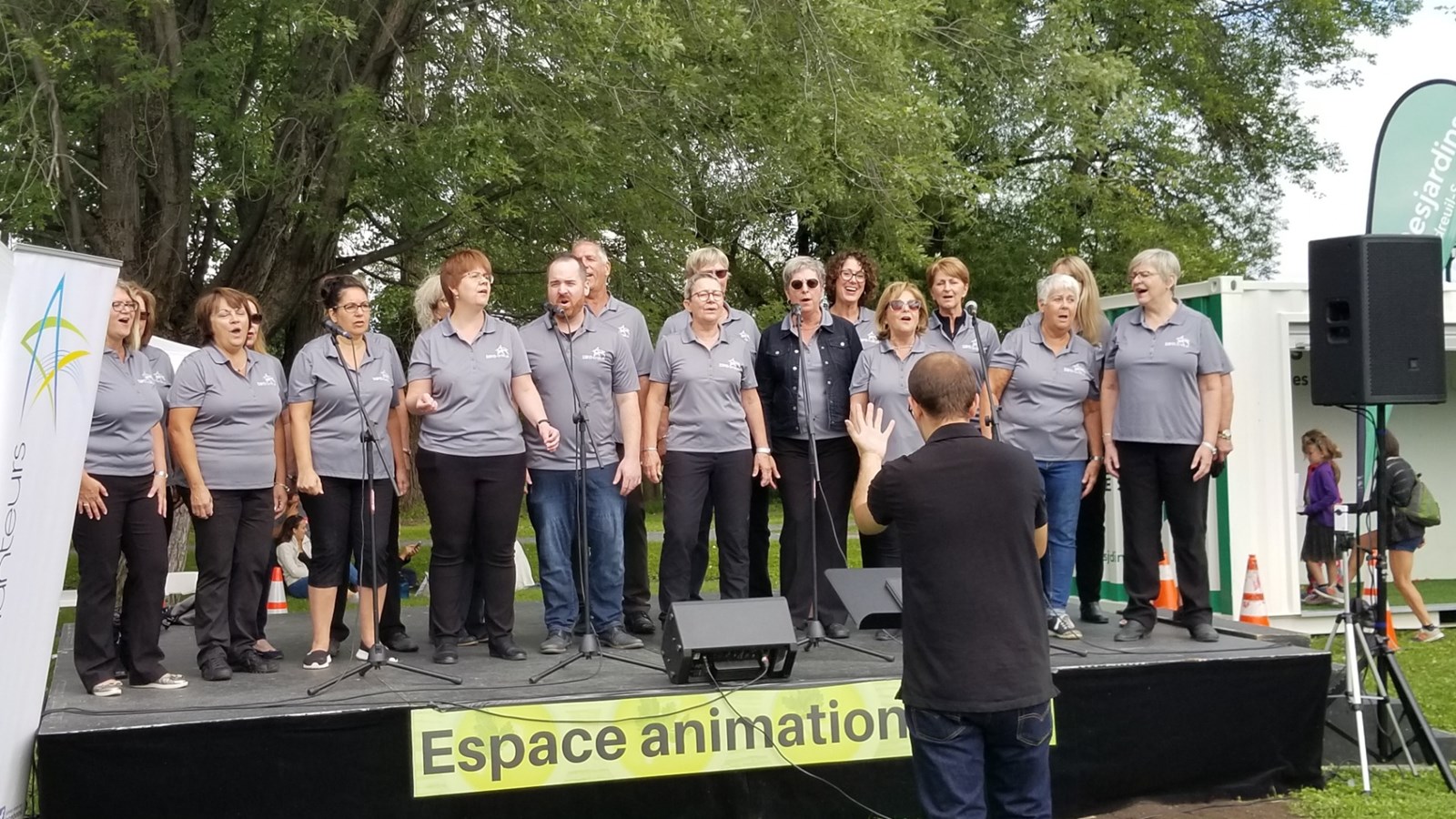 Le Choeur Les Enchanteurs a animé les festivaliers.