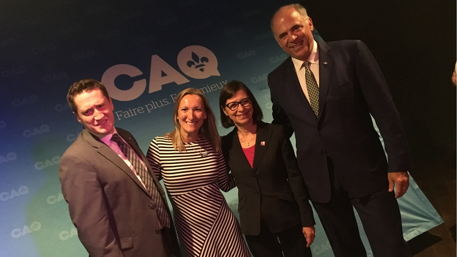 Les ministres Benoit Charette, Danielle McCann et Pierre Fitzgibbon ont pris la pose avec l'hôte de la soirée, la députée de Soulanges, Marilyn Picard.