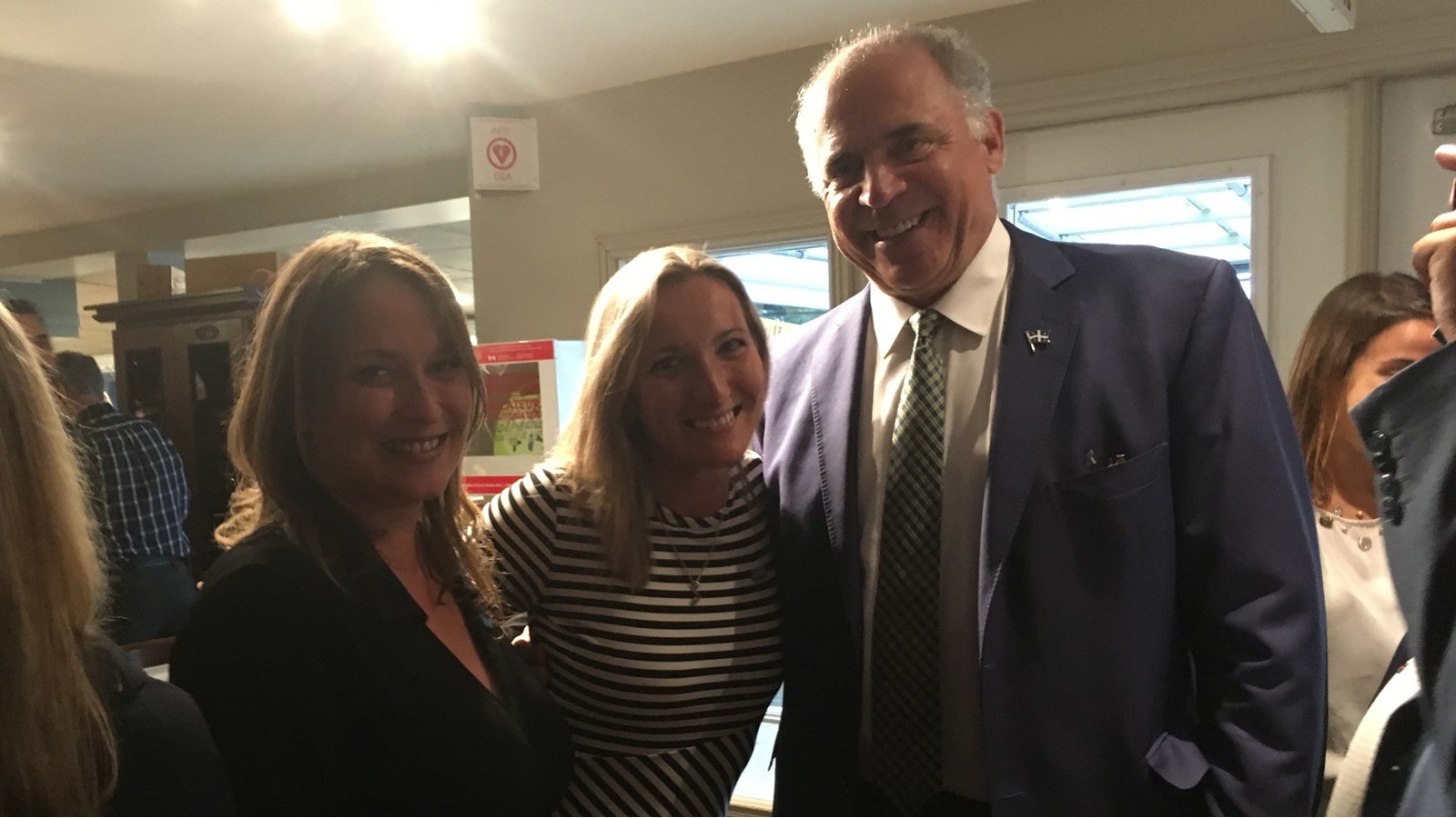 L'attachée politique de la députée de Huntingdon, Marie-Claude Picard, aussi soeur de Marilyn Picard a pris la pose avec celle-ci et son collègue
ministre de l’Économie et de l’Innovation du Québec, Pierre Fitzgibbon.
