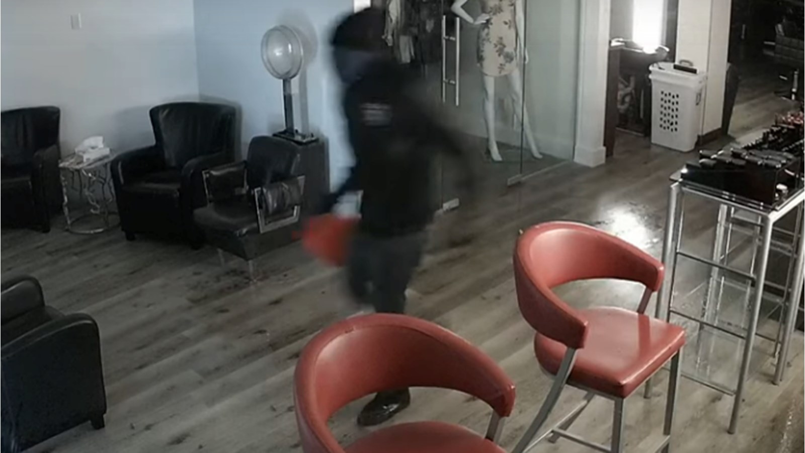 Deux suspects reliés à un incendie criminel sont recherchés par le SPVM