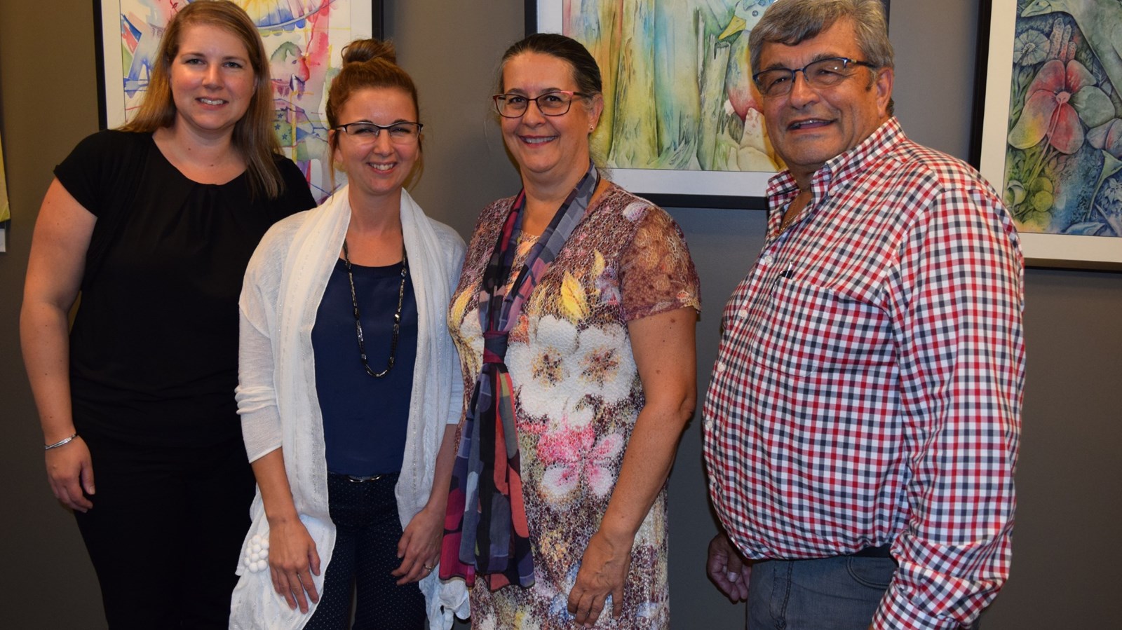 On reconnaît dans l’ordre habituel mesdames Catherine Parent, Coordonnatrice au développement culturel à la MRC de Beauharnois-Salaberry, Maude Laberge, Préfète de la MRC et Mairesse de Sainte-Martine, Louise Laforme, artiste, ainsi que M. Gaétan Ménard, maire de Saint-Étienne-de-Beauharnois et représentant du Conseil des maires au sein du Conseil de la Culture de la MRC.