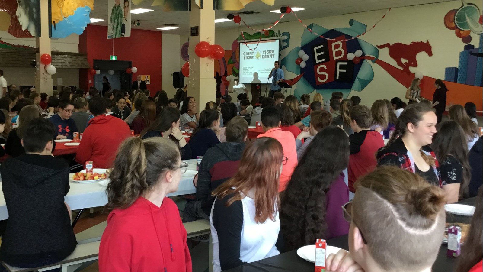 Au quotidien, la Fondation EBSF aide les jeunes à forger leurs rêves, leurs ambitions et leur avenir grâce à un soutien tout au long de leur parcours au secondaire.

