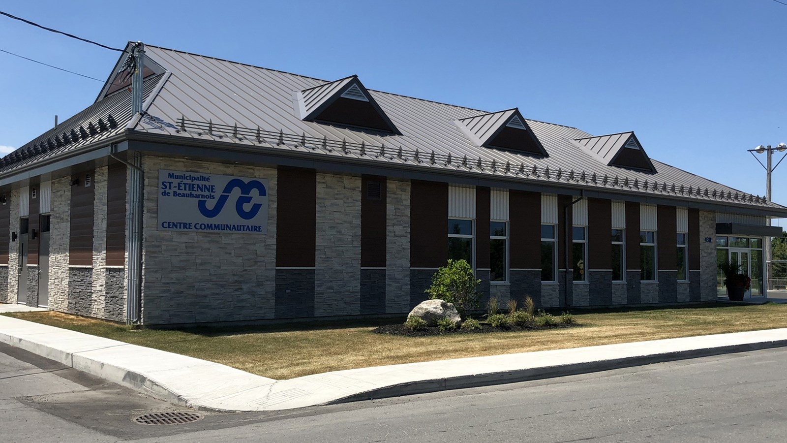 Le centre communautaire est situé au 430 rue de l'Église.