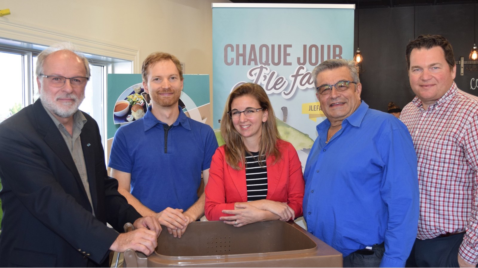 On reconnaît dans l’ordre sur cette photo M. Bruno Tremblay, maire de Beauharnois, M. Benoît Lavigueur, membre du comité environnement de Sainte-Martine, Mme Maude Laberge, préfète de la MRC et mairesse de Sainte-Martine, M. Gaétan Ménard, maire de Saint-Étienne-de-Beauharnois, ainsi que M. Patrice Lemieux, Directeur -Environnement et gestion des matières résiduelles à la MRC.