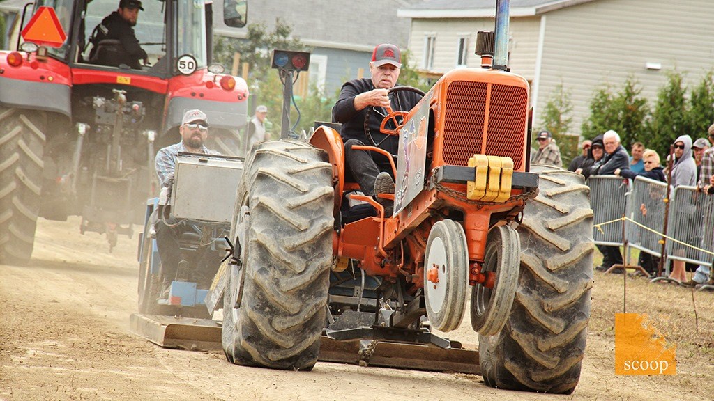 Une compétition de tirs de tracteurs antiques enlevante à Saint-Clet