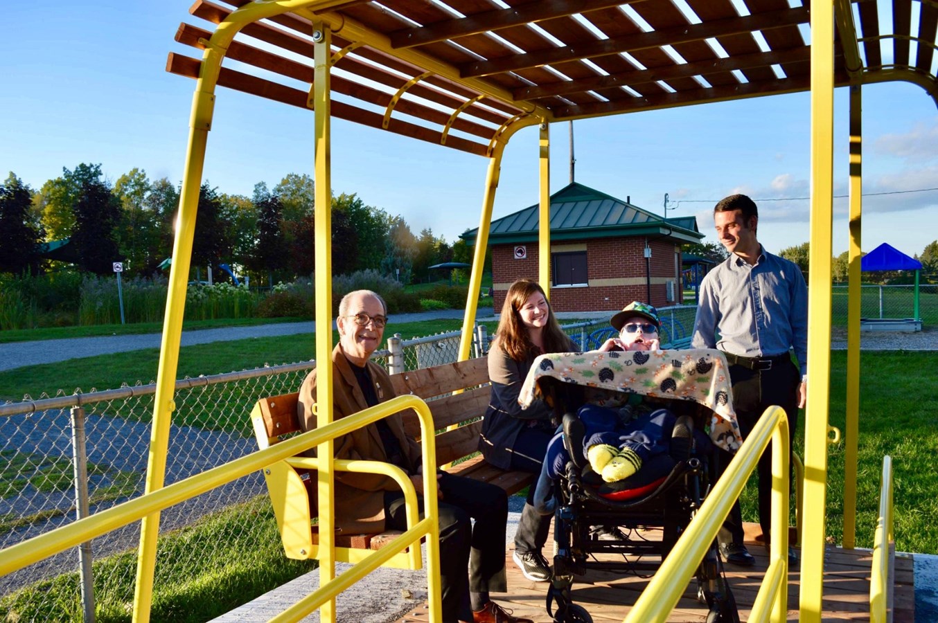 La Ville de L'Île-Perrot installe une balançoire adaptée
