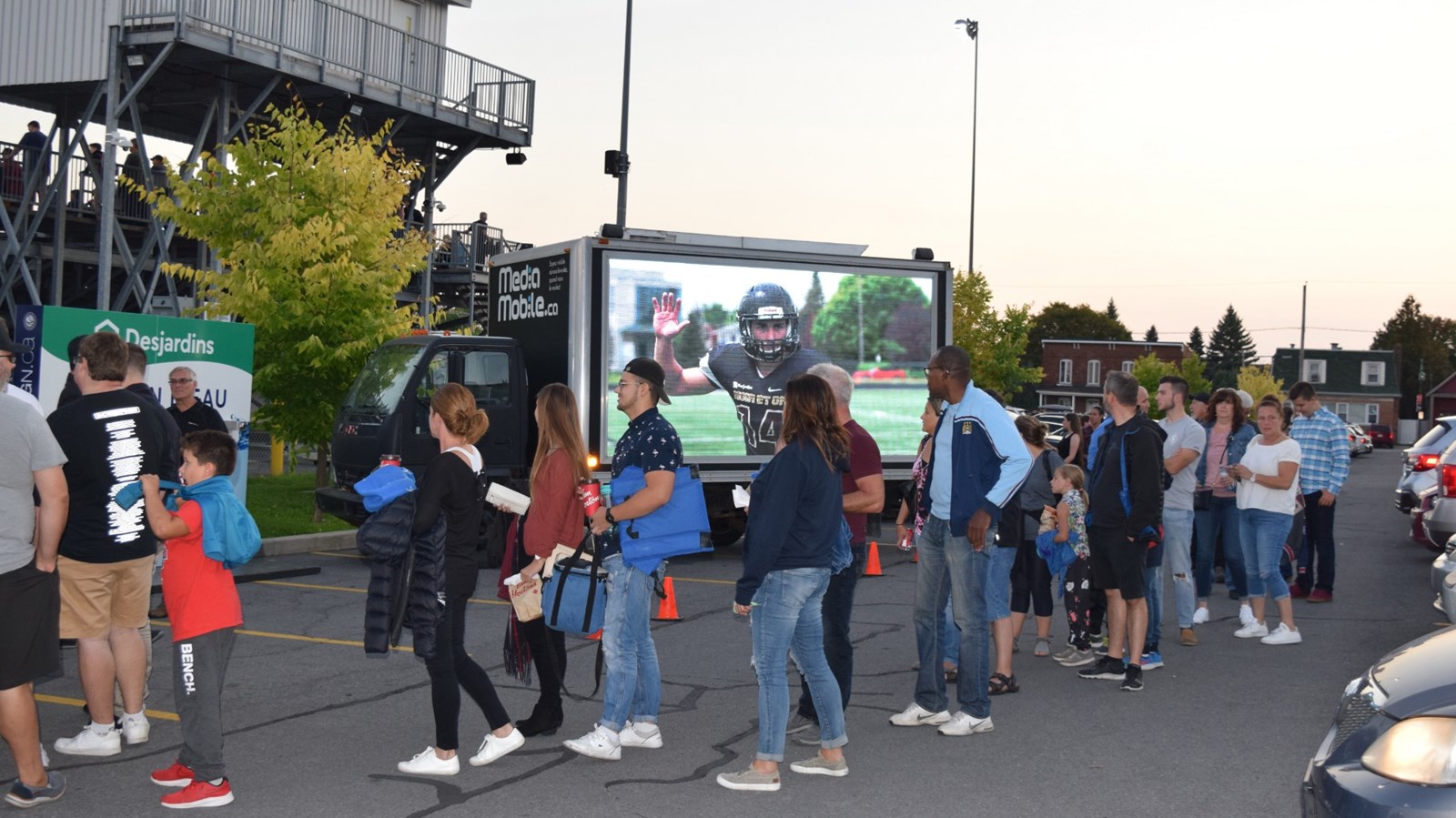 Les partenaires de campagne avaient pour l’occasion retenu les services du camion média mobile, afin de diffuser les capsules vidéos tournées un peu plus tôt cet été avec l’équipe du Noir et Or. Ces vidéos ont notamment pu être appréciées par des centaines de partisans en période d’avant-match, au moment où ils attendaient pour accéder à la billetterie.