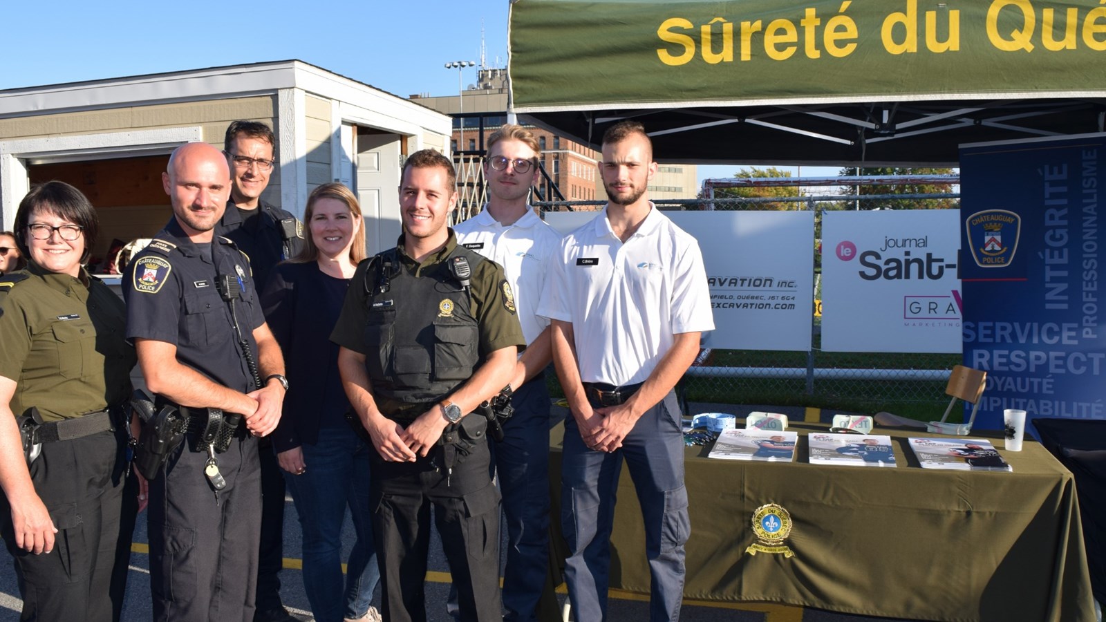 On reconnaît sur cette photo plusieurs des partenaires de la campagne. Dans l’ordre habituel : madame Sandra Morin, Sergente aux relations avec la communauté à la Sûreté du Québec, M. Martin Dionne, Sergent sociocommunautaire au Service de Police de Châteauguay (SPC), M. Martin Labrie, agent sociocommunautaire au SPC, Mme Catherine Parent, Coordonnatrice au développement culturel à la MRC de Beauharnois-Salaberry, M. Axel Veillette, patrouilleur à la Sûreté du Québec, ainsi que messieurs Francis Duquette et Carl Brière, agents Sécuri-Parc de la MRC.