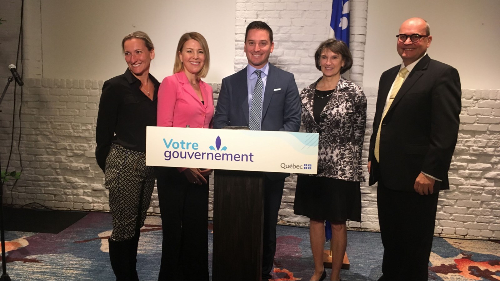 Simon Jolin-Barrette (au centre) a fait cette annonce aux côtés de ses collègues députés, soit Marilyn Picard (Soulanges), MarieChantal Chassé (Châteauguay), Claire Isabelle (Huntingdon) et Claude Reid (Beauharnois).