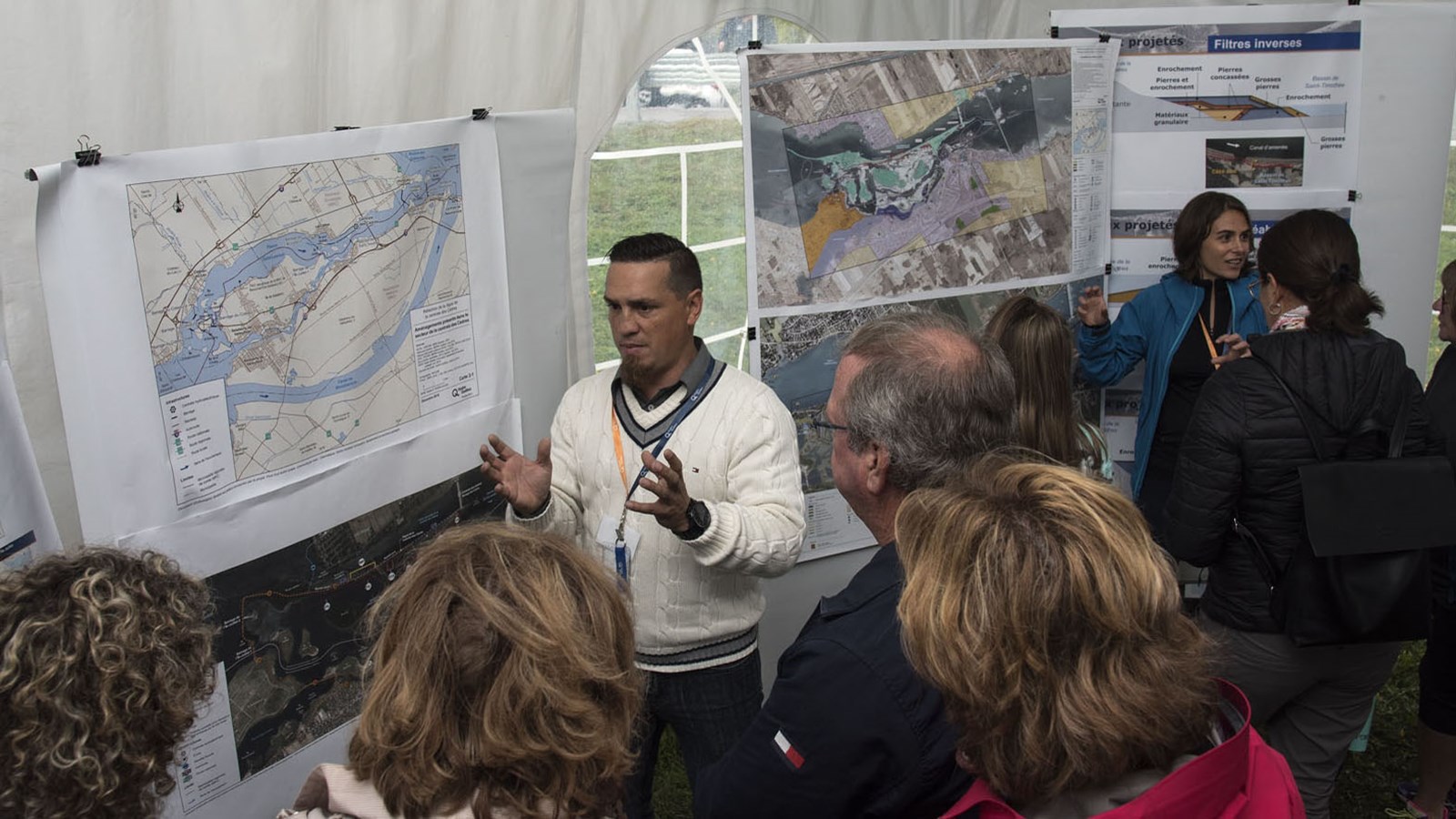 Les citoyens ont pu poser leurs questions aux experts d'Hydro-Québec, dont le responsable du chantier et la chargée de projet en environnement.