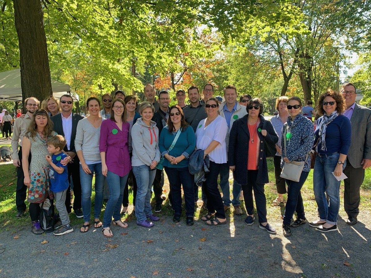 Des membres du personnel du Cégep de Valleyfield lors du rassemblement organisé par le PRAQ le vendredi 27 septembre 2019.