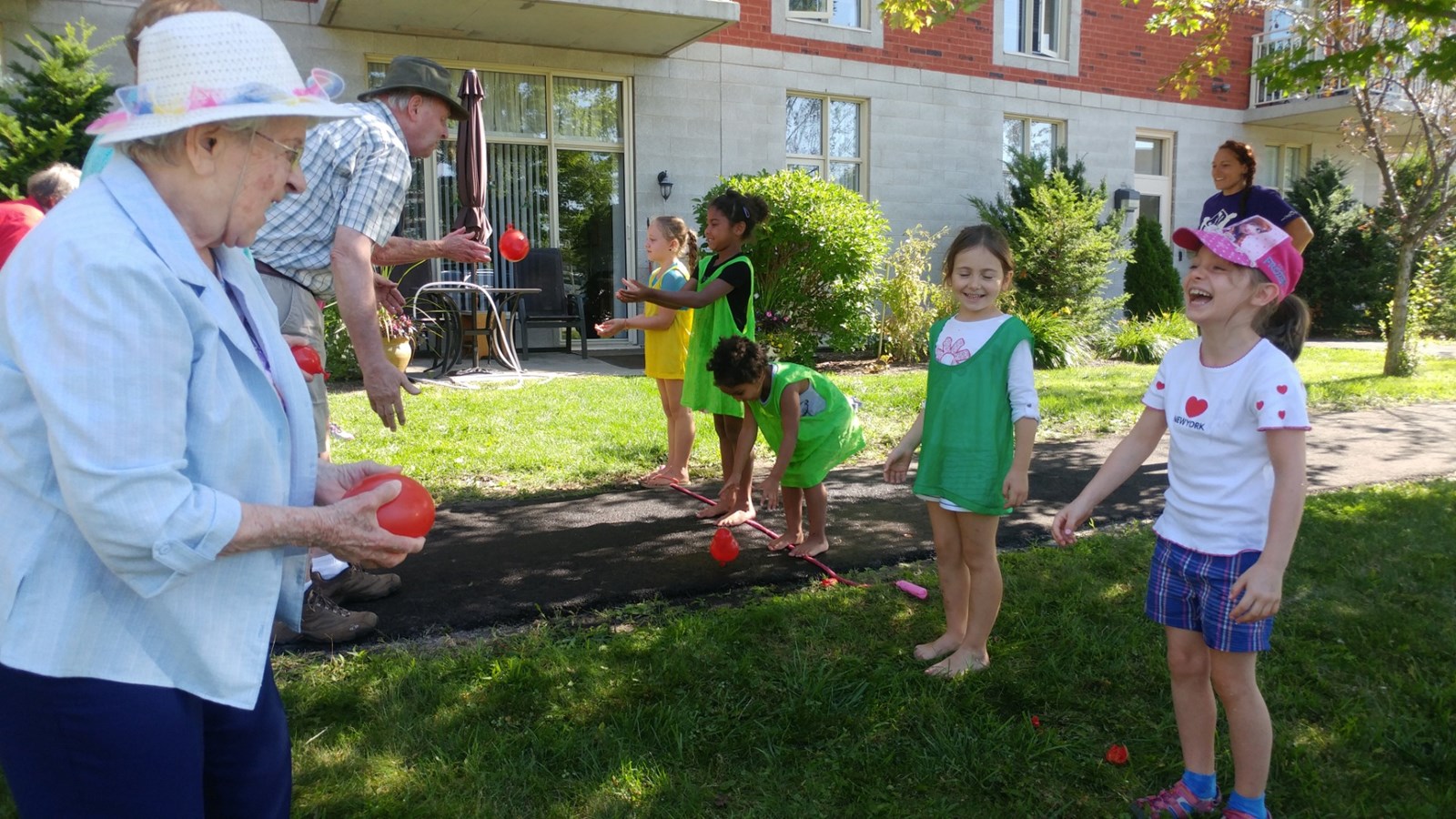 Les enfants du Centre prénatal et jeunes familles vont à la rencontre des aînés